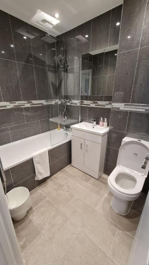 Cosy Flats Near Heathrow, Group Bookings Available With Parking Space Hounslow Exterior foto