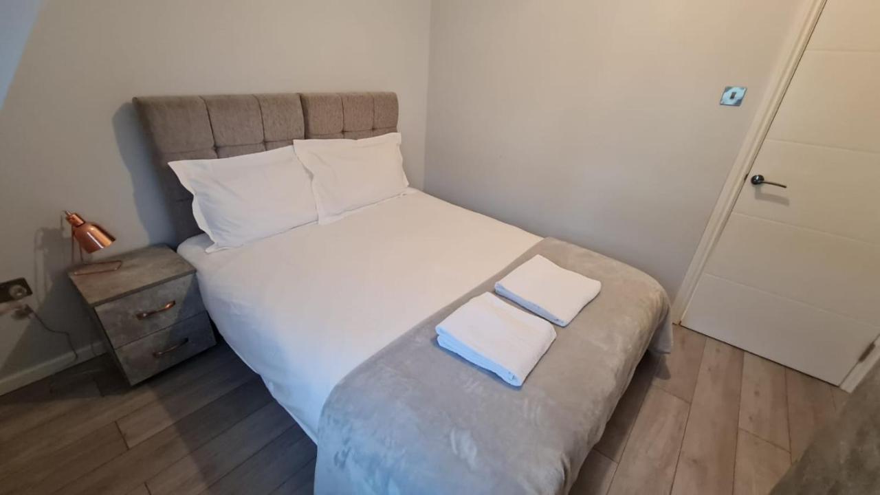 Cosy Flats Near Heathrow, Group Bookings Available With Parking Space Hounslow Exterior foto