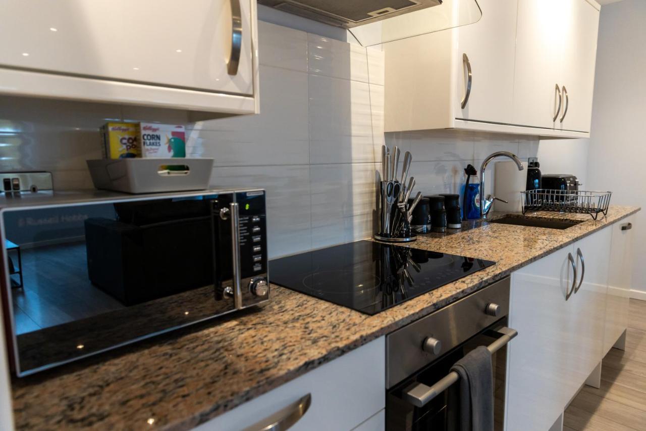 Cosy Flats Near Heathrow, Group Bookings Available With Parking Space Hounslow Exterior foto