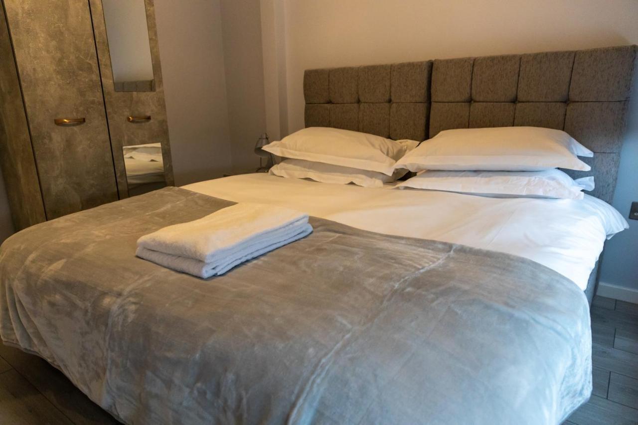 Cosy Flats Near Heathrow, Group Bookings Available With Parking Space Hounslow Exterior foto