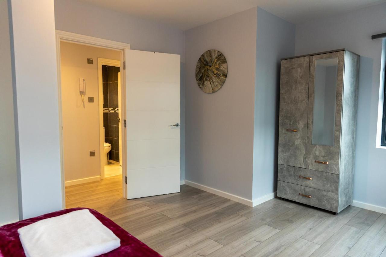 Cosy Flats Near Heathrow, Group Bookings Available With Parking Space Hounslow Exterior foto